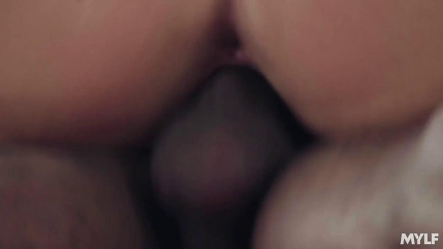 Темнокожий тренер отымел раком пышнотелую девку на полу